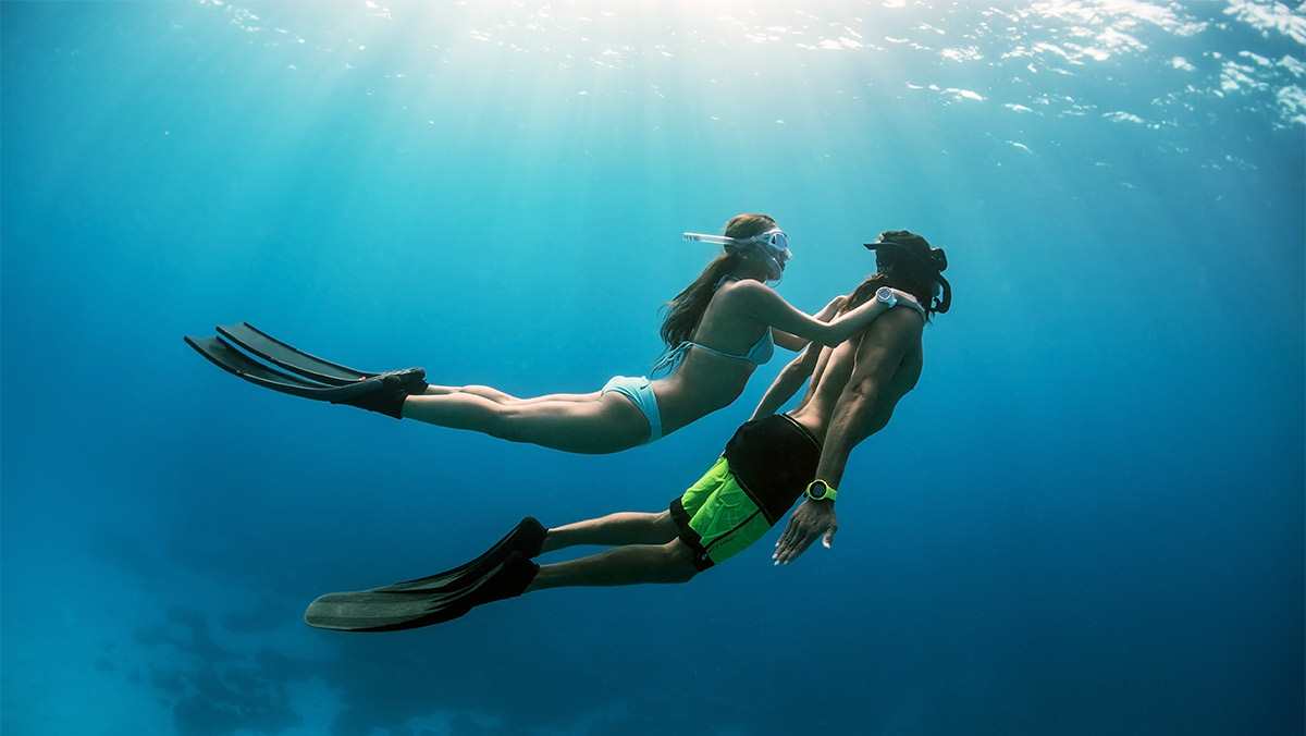 A pair of freedivers diving