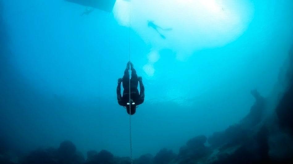 Along the cable a freediver dives to depth - a record